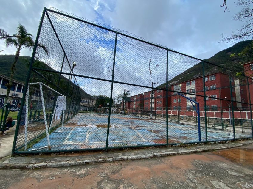 Local em que ficaram roupas doadas às vítimas das fortes chuvas que atingiram Petrópolis, no Rio de Janeiro, em fevereiro / Jaqueline Frizon/CNN Brasil