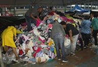 Roupas doadas a Petrópolis apodrecem e Justiça determina que sejam incineradas
