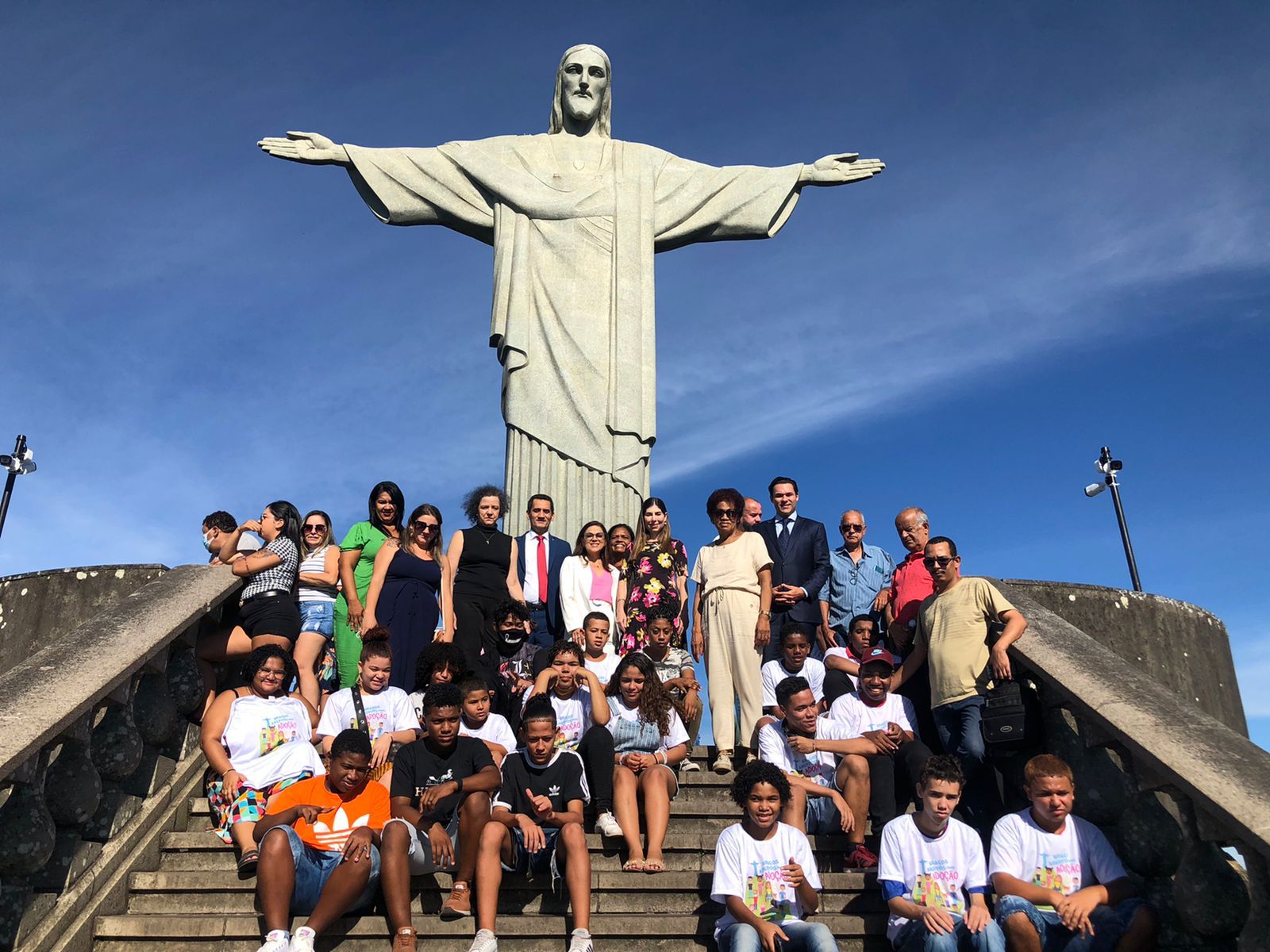 Crianças aptas para adoção conhecem o Cristo Redentor