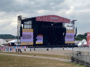 Alerta meteorológico no telão do Lollapalooza: “Por favor, mantenha-se longe das estruturas metálicas do evento.”