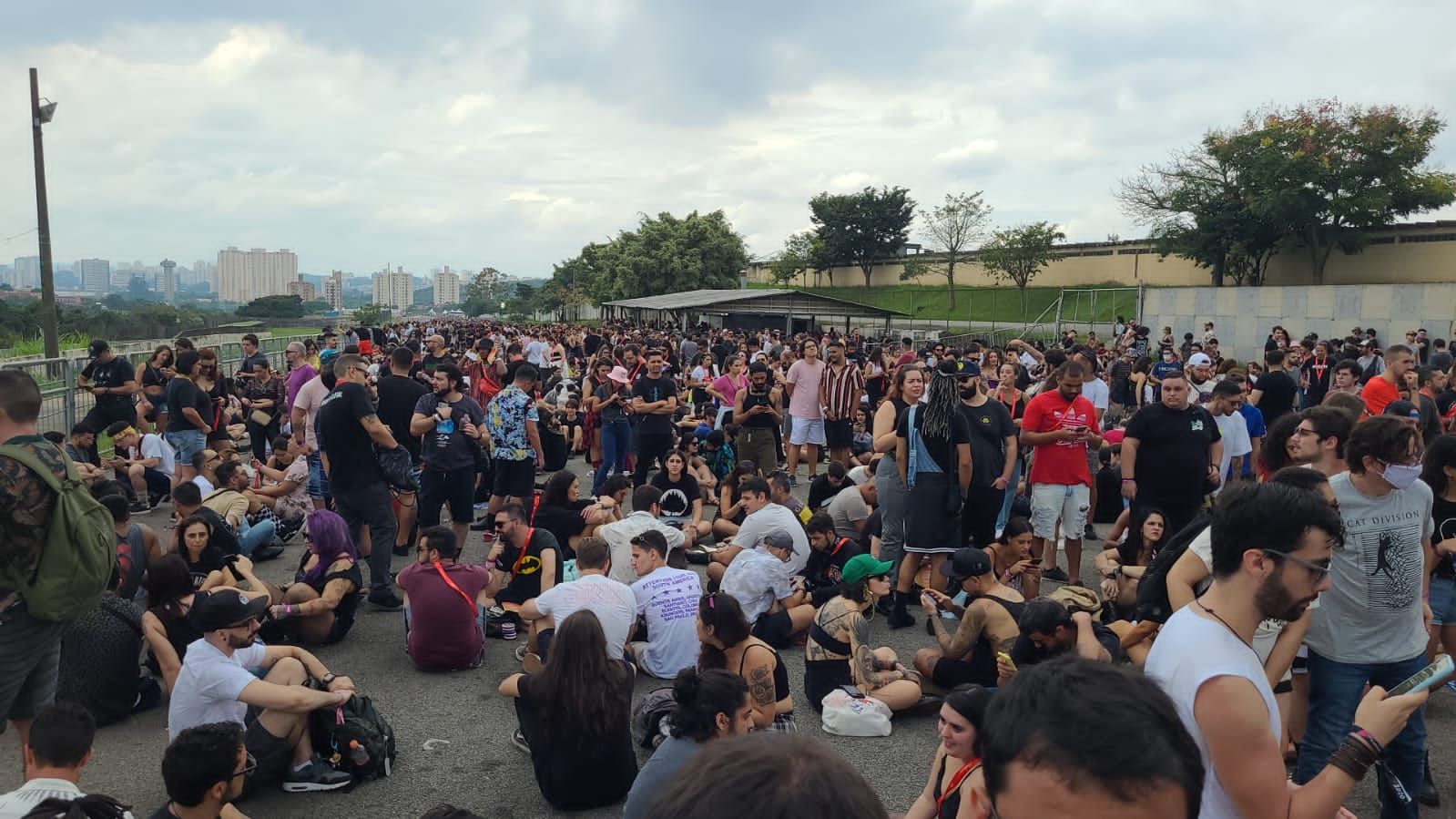 Pessoas são barradas na entrada do Lollapalooza. Evento foi interrompido neste domingo por conta das chuvas / Natan Novelli / CNN