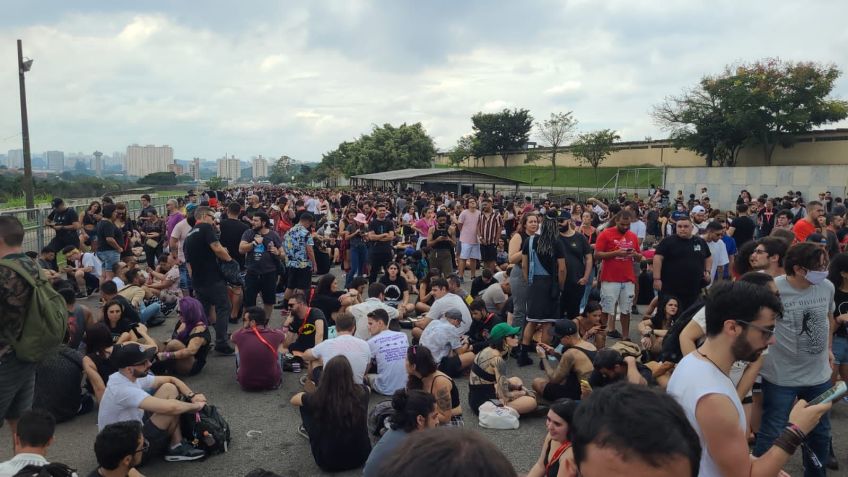 Pessoas são barradas na entrada do Lollapalooza. Evento foi interrompido neste domingo por conta das chuvas / Natan Novelli / CNN