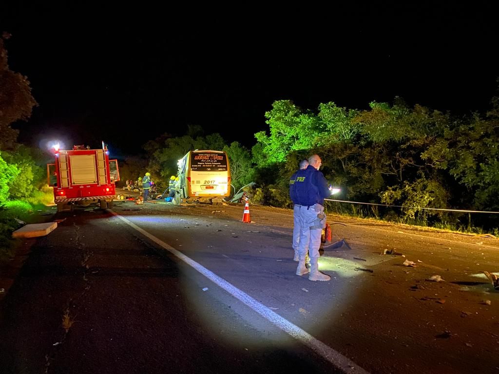 Acidente entre carreta, ônibus, micro ônibus e um carro de passeio em Rio Pardo, no Rio Grande do Sul - 28/03/2022 / Divulgação/Polícia Rodoviária Federal (PRF)