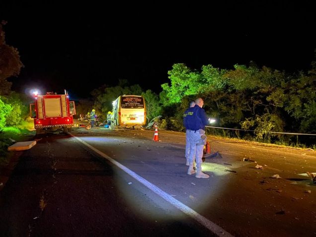 Acidente entre carreta, ônibus, micro ônibus e um carro de passeio em Rio Pardo, no Rio Grande do Sul - 28/03/2022 / Divulgação/Polícia Rodoviária Federal (PRF)