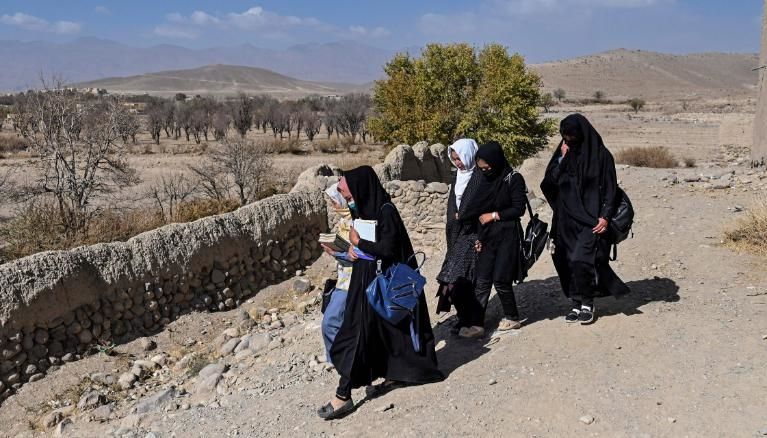 Nesta foto de arquivo, meninas voltam da escola na vila de Jangalak / Hector Retamal/Getty Images