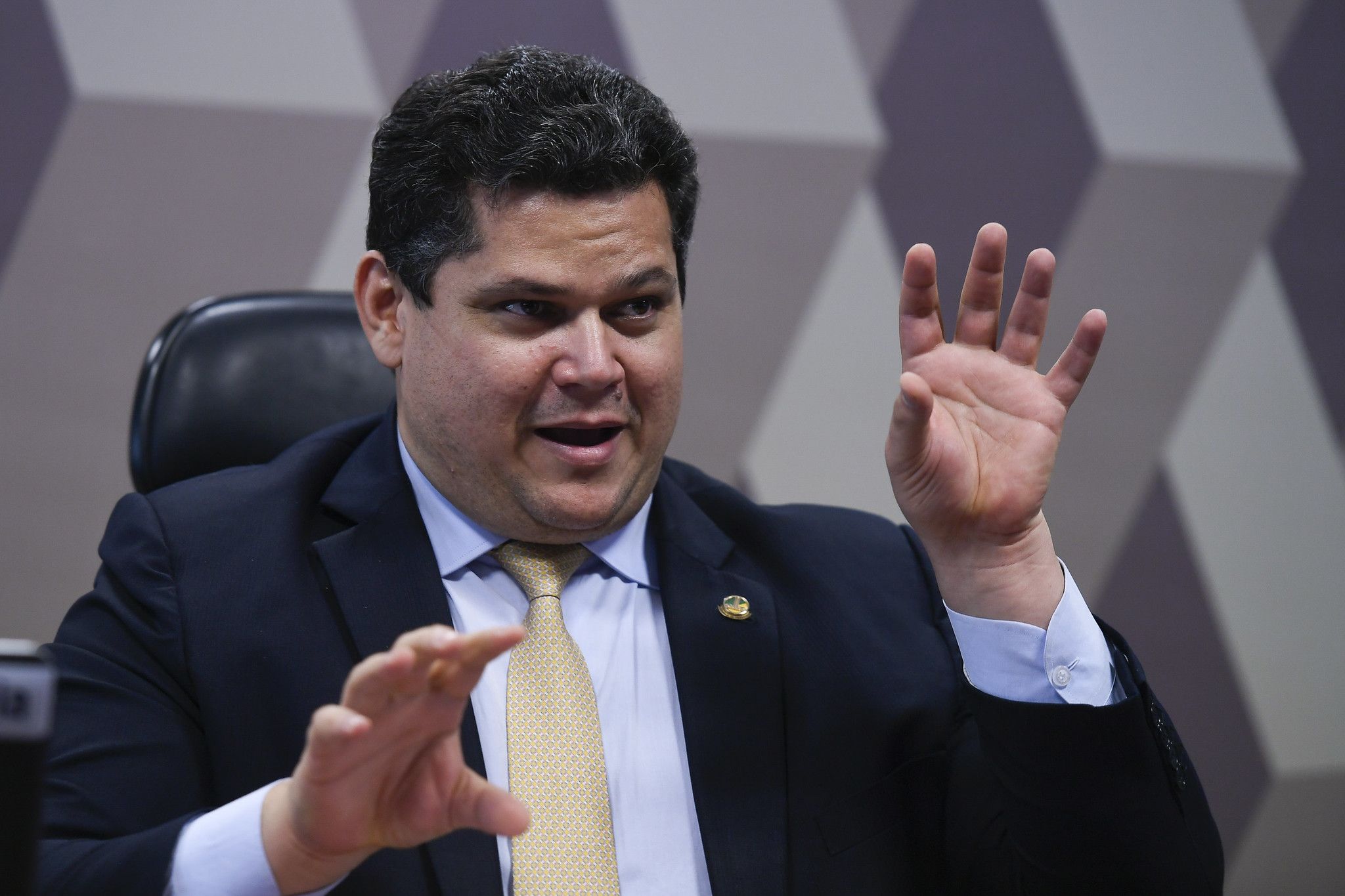 Senador Davi Alcolumbre é presidente da CCJ do Senado