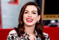 Anne Hathaway abandona sessão de fotos em apoio a greve em editora
