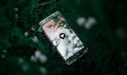 Golpes em aplicativos de namoro focam no público LGBTQIA+ e nas mulheres mais velhas