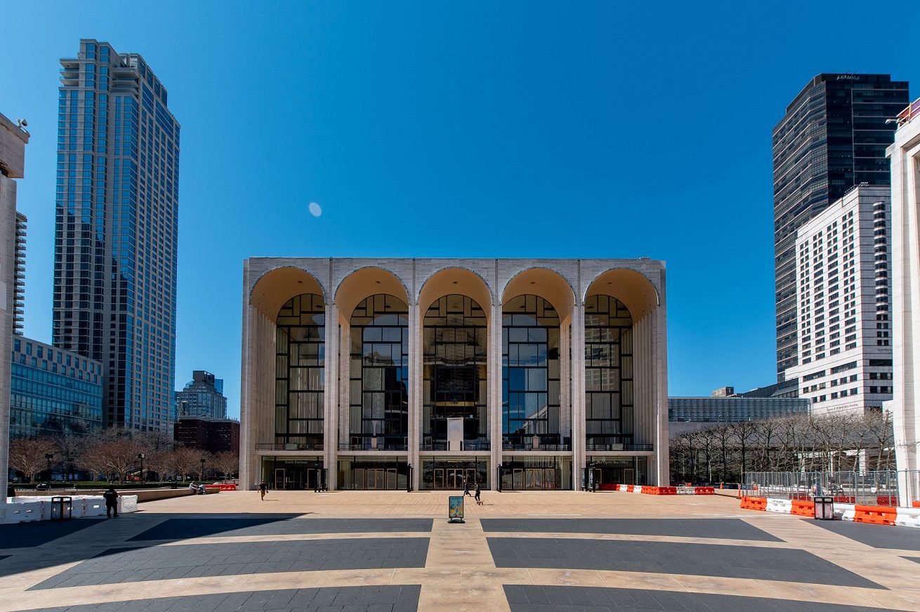 O Lincoln Plaza com a Metropolitan Opera House no centro em abril de 2021, em Nova York / Getty Images