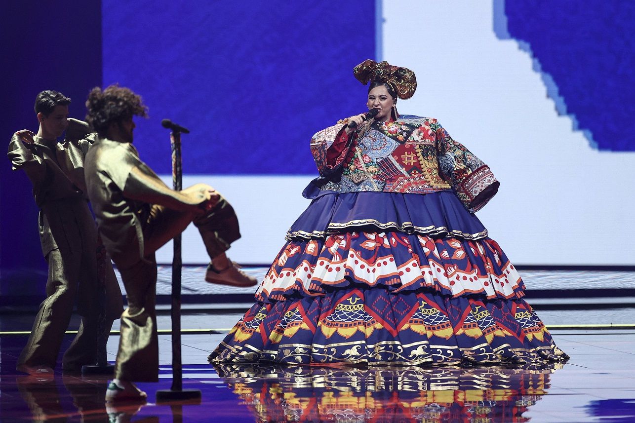 A russa Manizha se apresenta durante a primeira semifinal da 65ª edição do Eurovision Song Contest 2021, no centro de convenções Ahoy, em Roterdã, em maio de 2021 / AFP via Getty Images