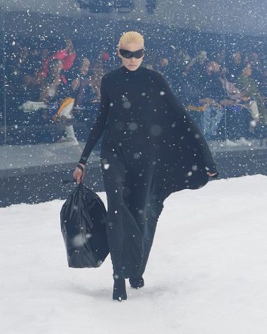 Look da coleção Outono/Inverno 2022 da Balenciaga, apresentada durante a Paris Fashion Week / Balenciaga