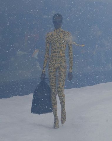 Look da fita também usado por Kim Kardashian na plateia do desfile da Balenciaga / Balenciaga