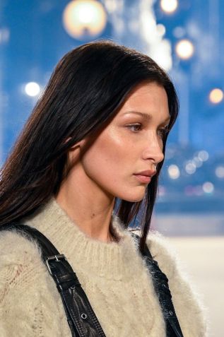 Bella Hadid destilando na semana de moda de Paris, no início de março / Getty Images