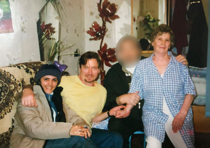 A brasileira Silvana Pilipenko ao lado do marido Vasyl Pilipenko e dos sogros / Reprodução/Arquivo Pessoal
