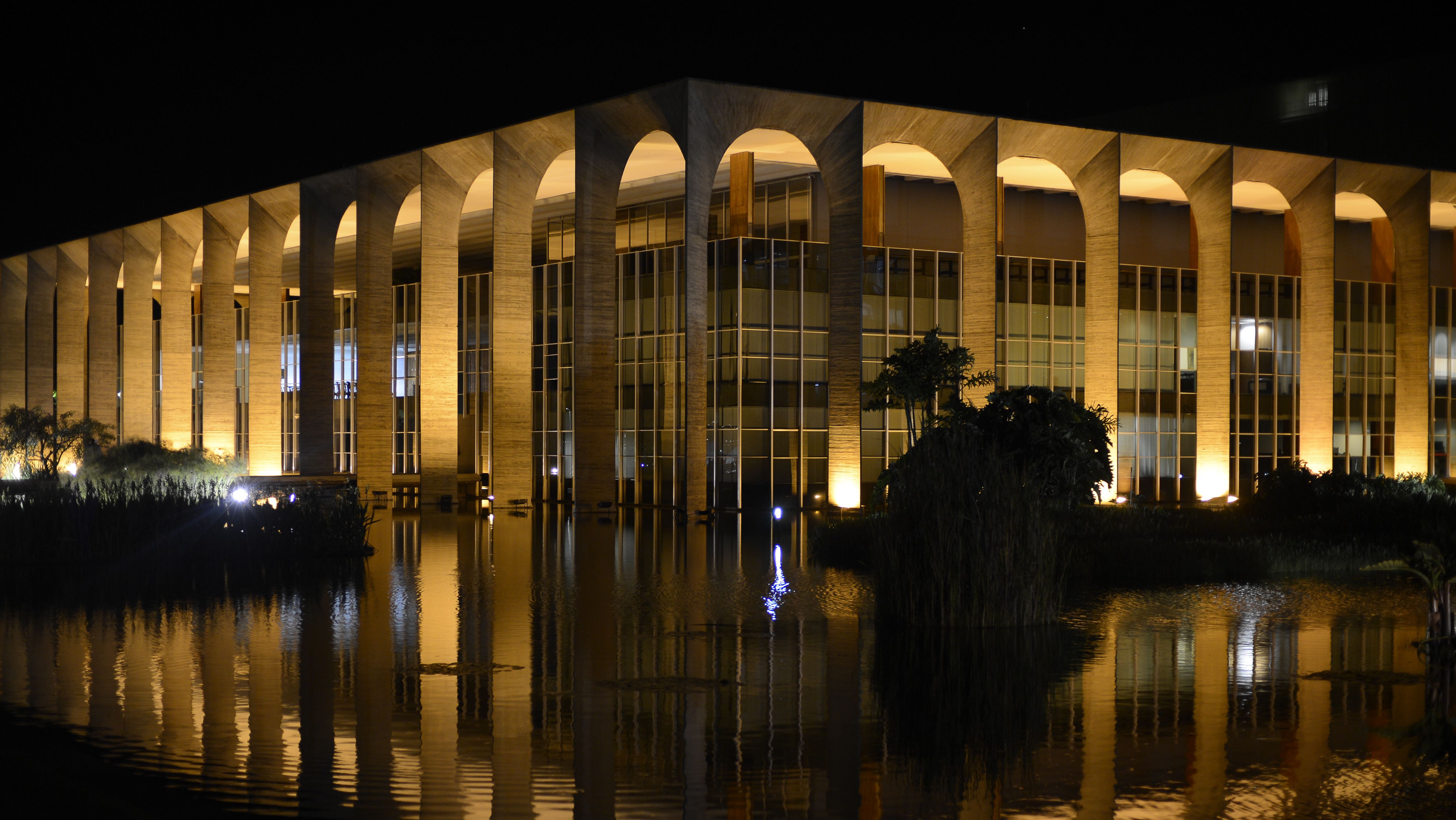 Imagem noturna do Palácio do Itamaraty, em Brasília