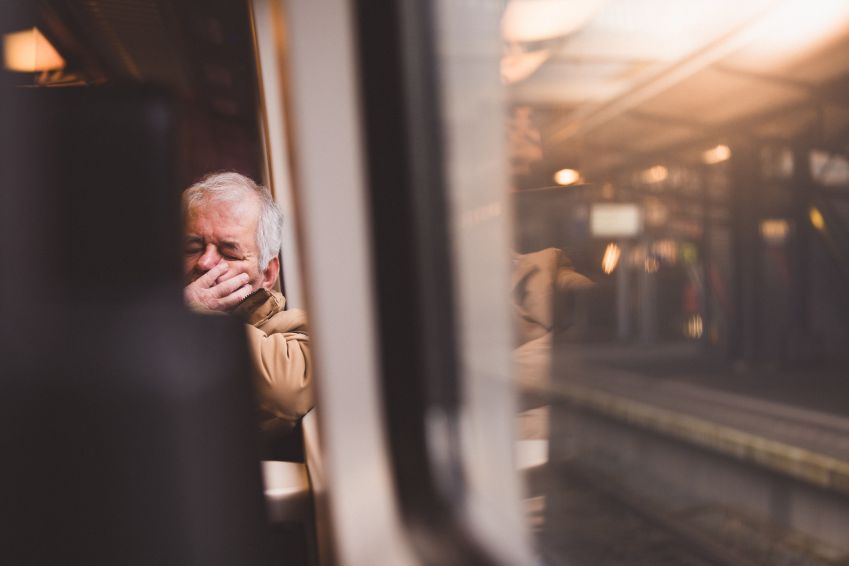 Outra pesquisa mostrou que Idosos que cochilavam pelo menos uma vez ou mais de uma hora por dia tinham 40% mais chances de desenvolver Alzheimer/ Zoë Gayah Jonker/Unsplash