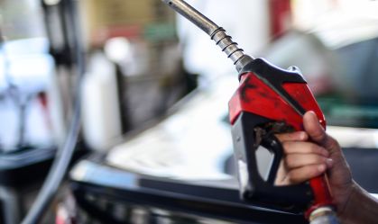 Preço médio da gasolina tem nova queda e vai a R$ 5,04, diz ANP