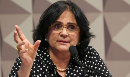 Damares Alves afirma ter tido paralisia facial devido à herpes zoster
