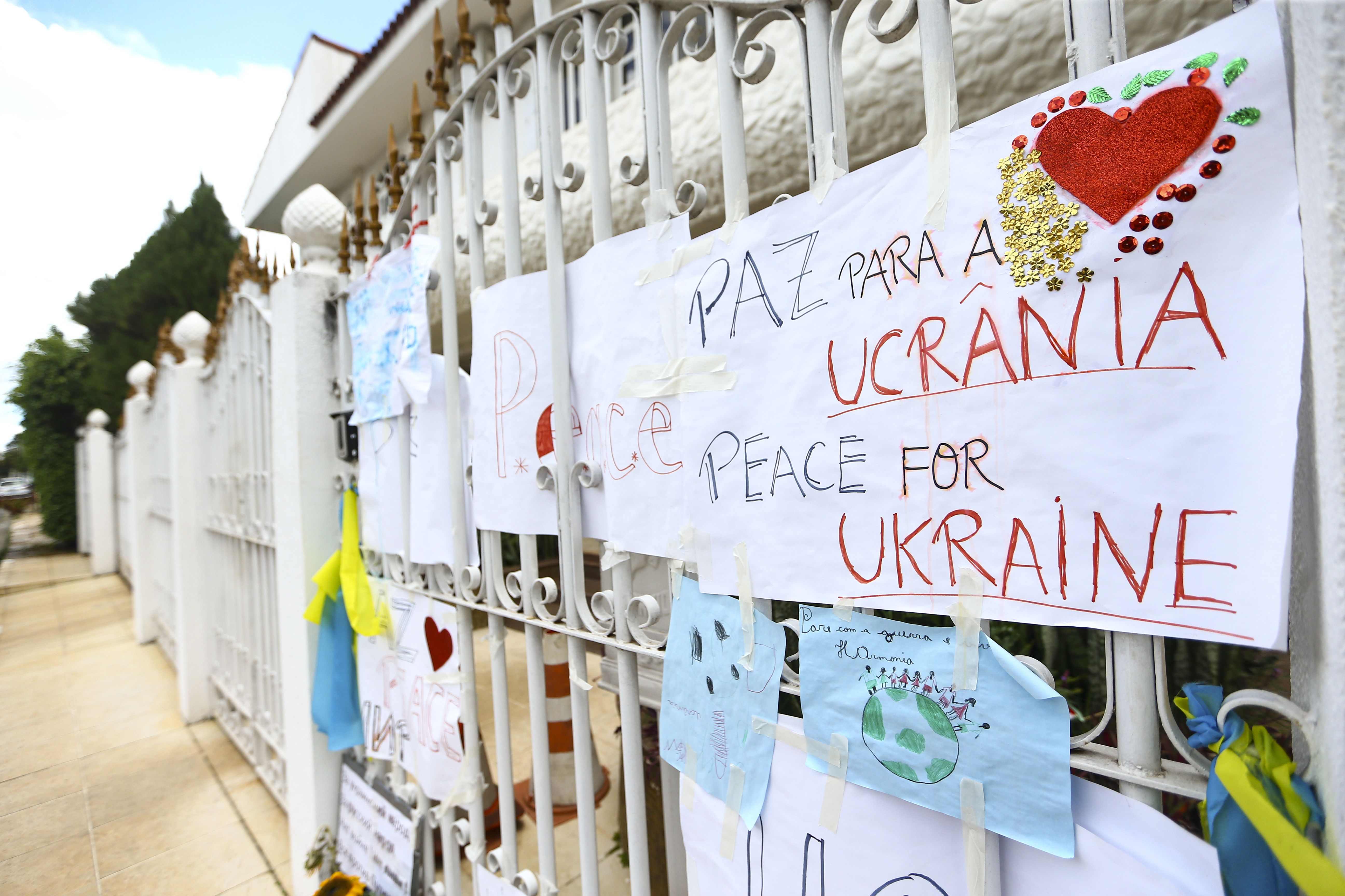 Cartazes com mensagens de solidariedade são afixados na frente da embaixada da Ucrânia em Brasília.