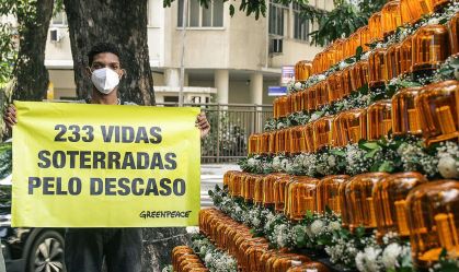 Petrópolis: protesto do Greenpeace Brasil homenageia vítimas da tragédia