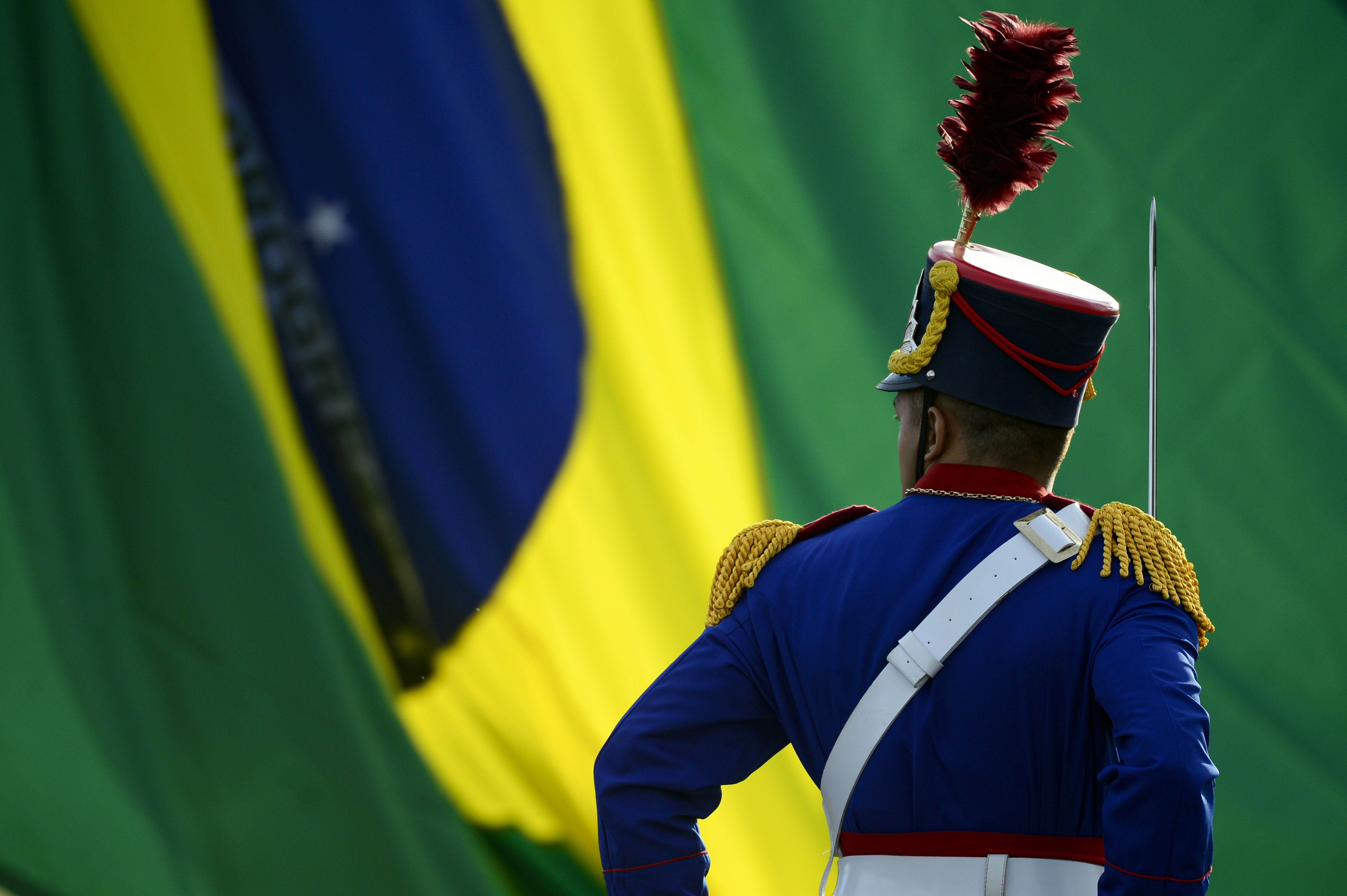 Cerimônia de hasteamento da bandeira, no Palácio da Alvorada, militar