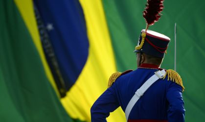 Cerimônia de hasteamento da bandeira, no Palácio da Alvorada, militar