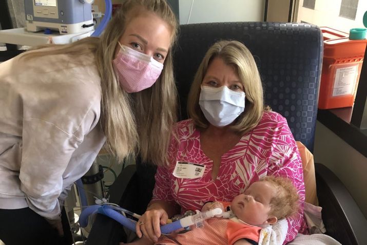 Bebê Easton com a avó Julie O'Neal ao lado da mãe Kaitlyn. Este foi o primeiro encontro de Julie com o filho / Duke University