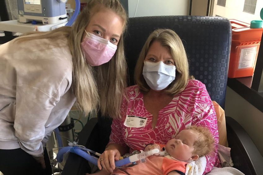 Bebê Easton com a avó Julie O'Neal ao lado da mãe Kaitlyn. Este foi o primeiro encontro de Julie com o filho / Duke University