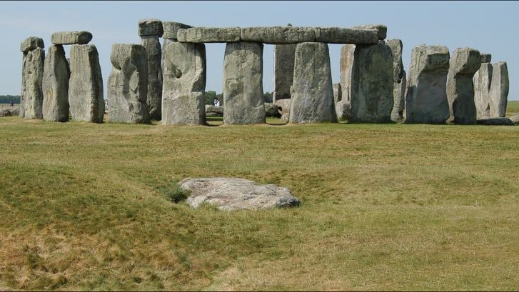 Esta perspectiva de Stonehenge, vista a nordeste, mostra a construção de postes e lintel das pedras de sarsen / T. Darvill