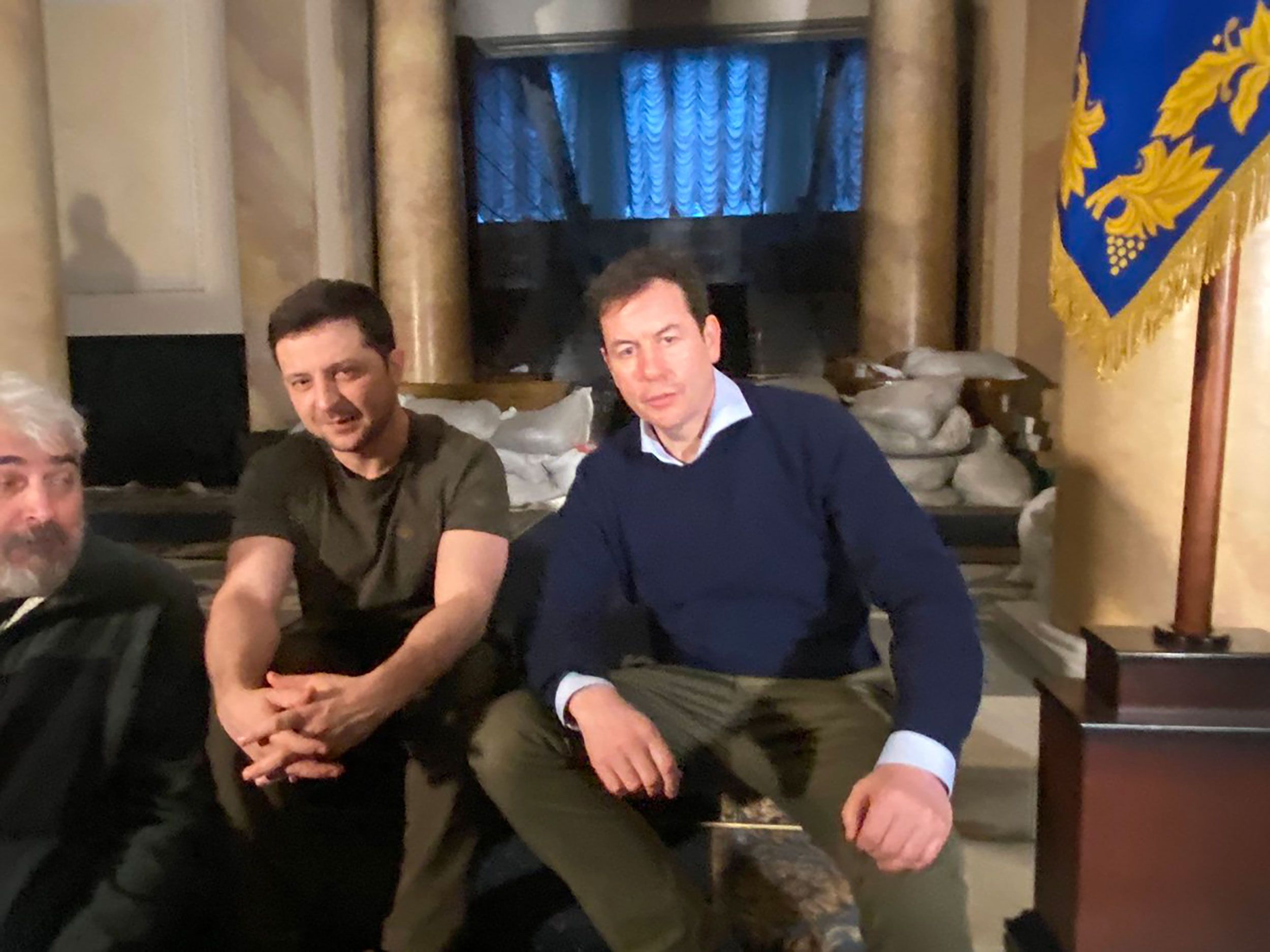 Repórter da CNN, Matthew Chance, ao lado do presidente ucraniano Volodymyr Zelensky / Foto: Reprodução/CNN