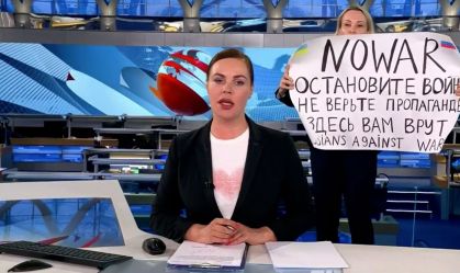 Jornalista que protestou na TV estatal russa diz que era 'impossível ficar calada'