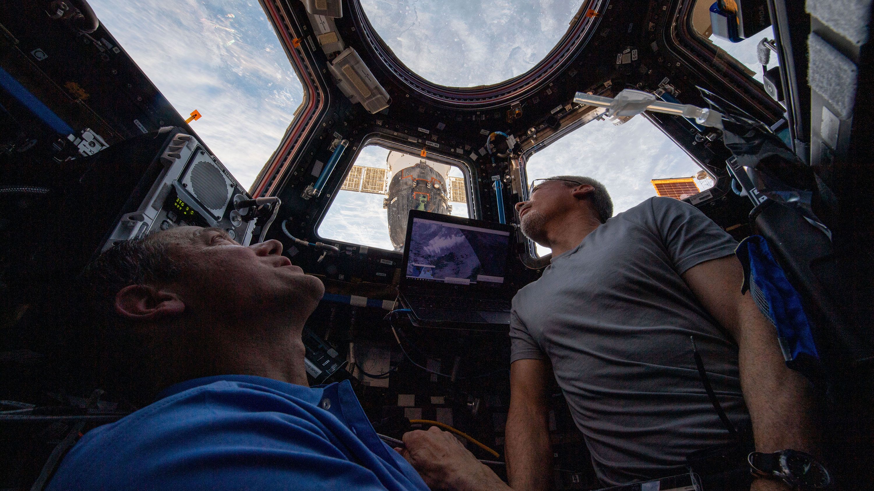 Astronautas da Nasa Thomas Marshburn e Mark Vande Hei observam a Terra / Nasa