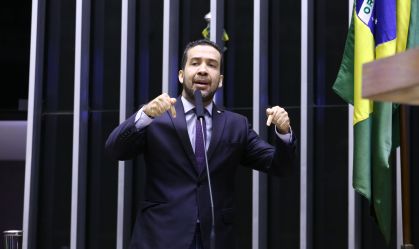 Ministro determina exclusão de posts de Janones sobre Bolsonaro