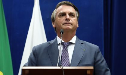 Reprovação a Bolsonaro cai de 45% para 23% entre quem começou a receber auxílio e votou nele em 2018