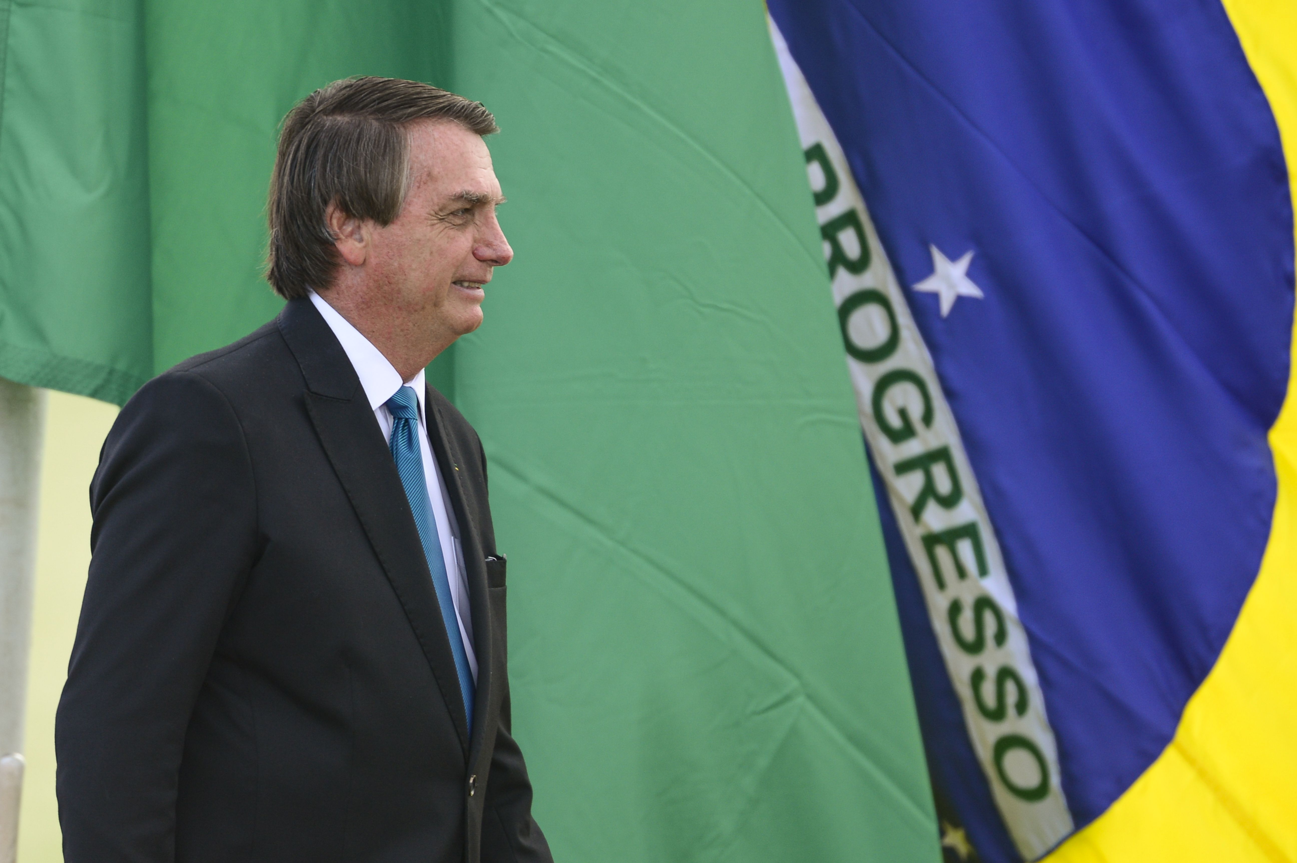 O presidente da República Jair Bolsonaro e ministros de estado participam de cerimônia de hasteamento da bandeira, no Palácio da Alvorada.