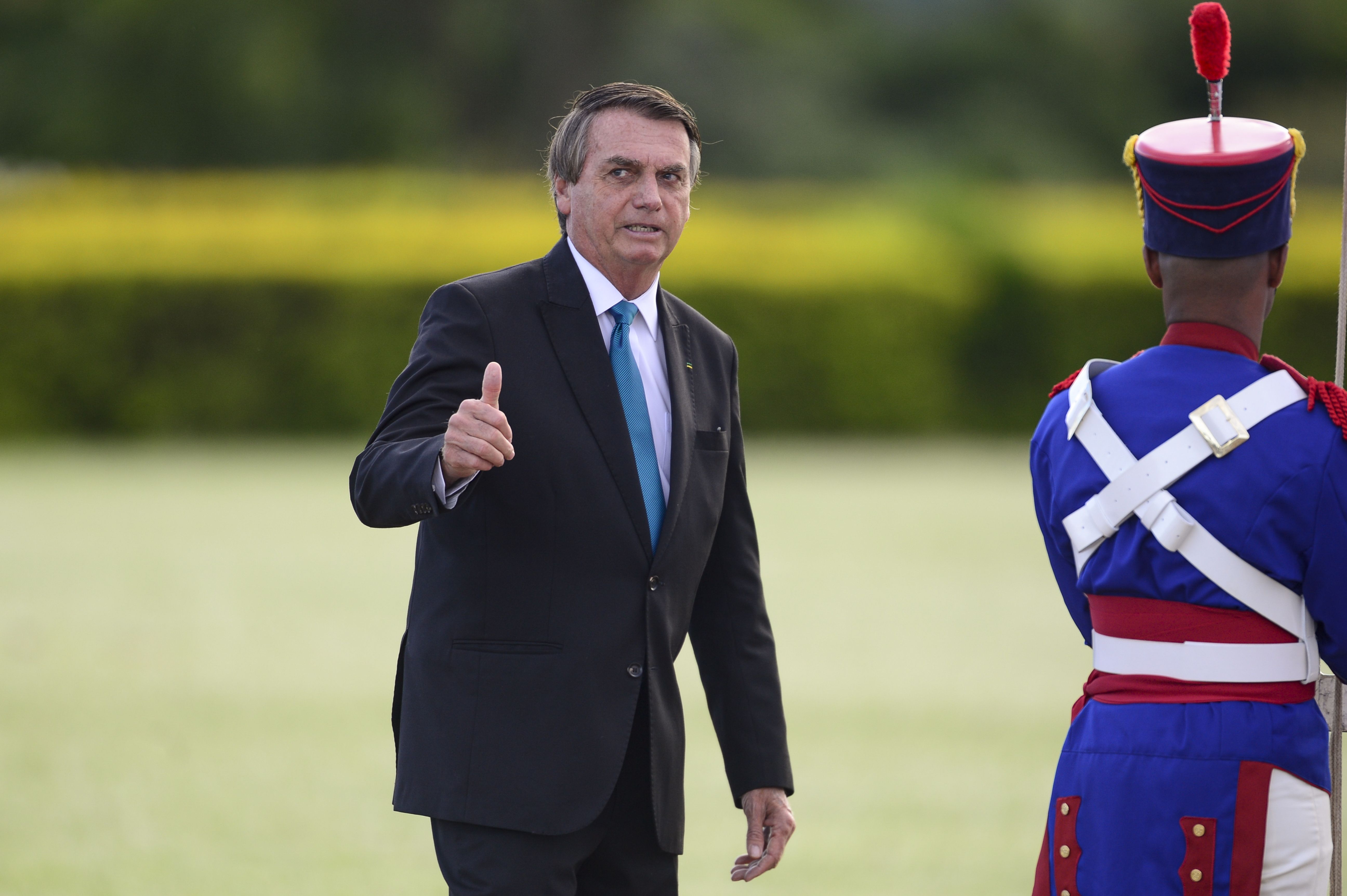 O presidente da República Jair Bolsonaro e ministros de estado participam de cerimônia de hasteamento da bandeira, no Palácio da Alvorada.