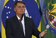 Bolsonaro deixa hospital após ser internado com dores abdominais