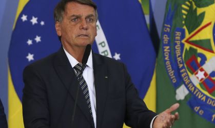 Bolsonaro deixa hospital após ser internado com dores abdominais