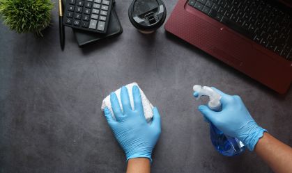 Variante Ômicron permanece mais tempo em superfícies, apontam estudos