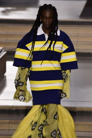Modelo da Louis Vuitton desfila com as cores da Ucrânia na passarela da Paris Fashion Week / Gamma-Rapho via Getty Images