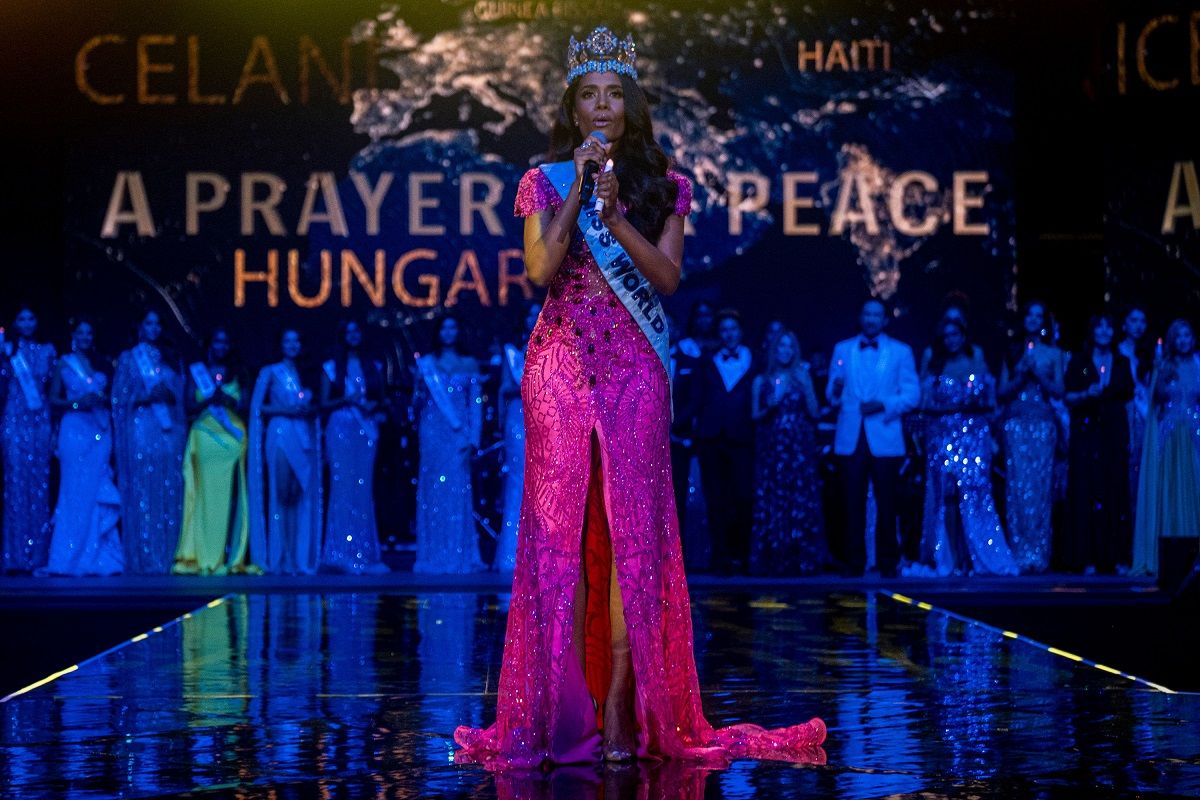Miss World 2019, Toni-Ann Singh canta durante o concurso em San Juan, nessa quarta-feira (16) / AFP via Getty Images