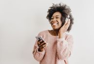 Streaming impulsiona vendas de música em 2021 para recorde de US$ 26 bilhões