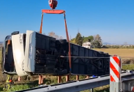 Ônibus que transportava ucranianos capota na Itália e deixa ao menos um morto