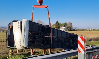 Ônibus que transportava ucranianos capota na Itália e deixa ao menos um morto