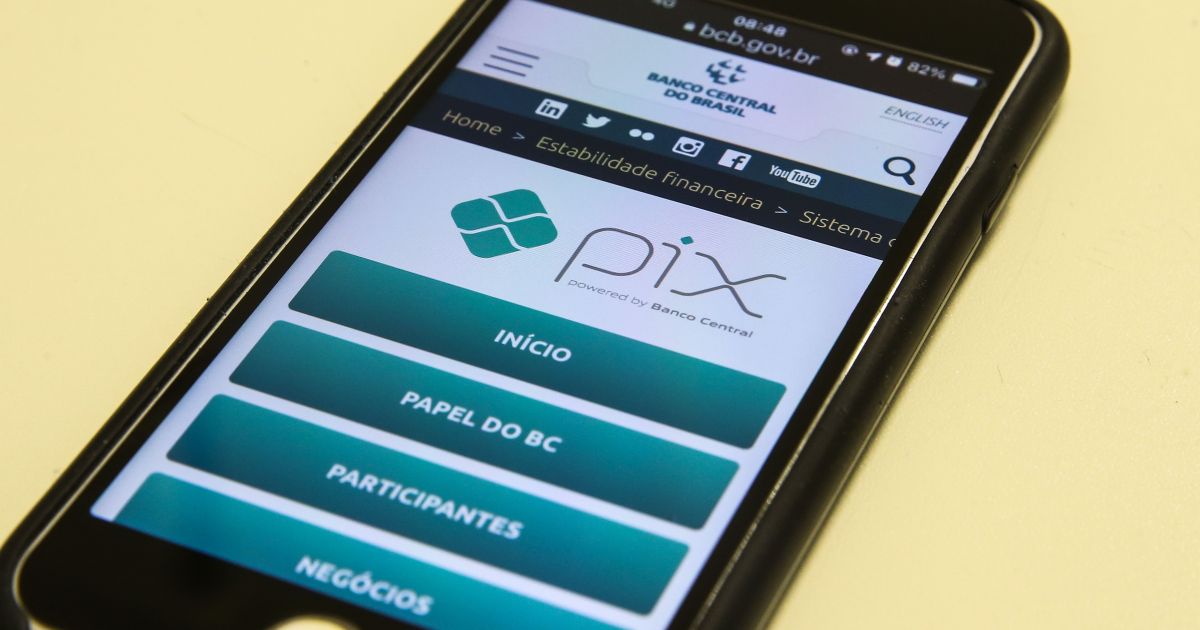 Pix parcelado e pagamento mínimo: os “hacks” de sobrevivência do brasileiro