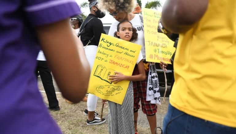 Adolescente em protesto contra a realeza britânica em Kingston, na Jamaica, no dia 22/03/2022 / Ricardo Makyn/AFP/Getty Images