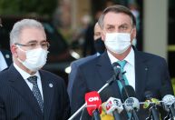 Bolsonaro diz que Queiroga estuda rebaixar para endemia situação da Covid no país
