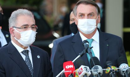 O ministro da saúde, Marcelo Queiroga e o presidente da República, Jair Bolsonaro falam à imprensa,após cerimônia de assinatura do termo de colaboração e transferência de tecnologia do laboratório AstraZeneca com a Fiocruz