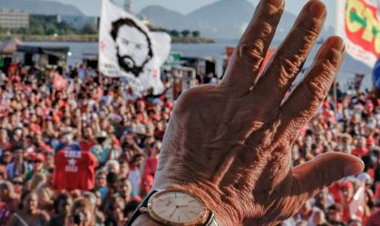 Lula acena para apoiadores em evento do PCdoB, no Rio de Janeiro