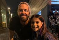 Menina de 9 anos tocou bateria na rua e foi uma das últimas fãs a interagir com Hawkins